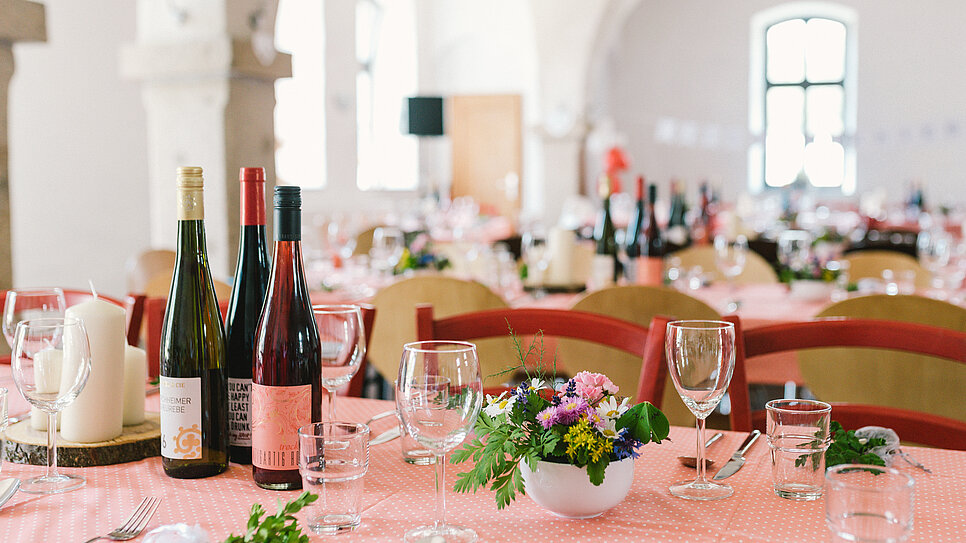 hochzeit-saal-tische-deko