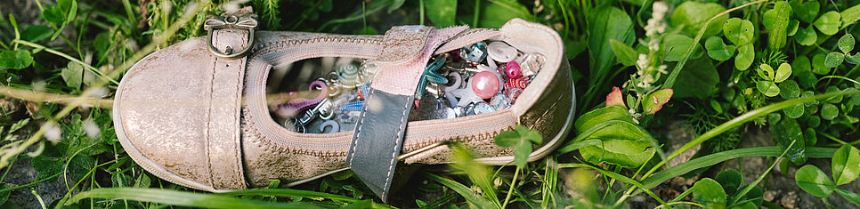 kinderschuh-deko-schatz-gras