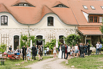 hochzeit-bauernhof-gaeste-aussen